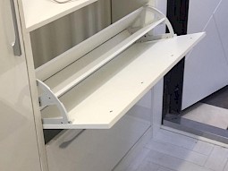 Полка с откидной дверцей в прихожую