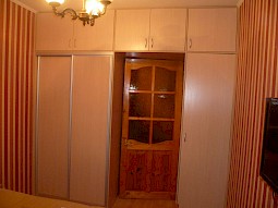 Шкаф вокруг двери на заказ