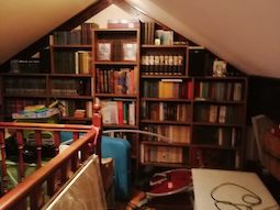 Стеллаж для книг на мансарду